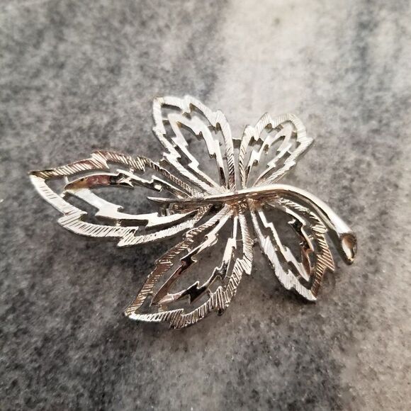 Vintage Silver Tone Filigree Mapel Leaf Brooch, Unisex Lapel Pin - Picture 5 of 5